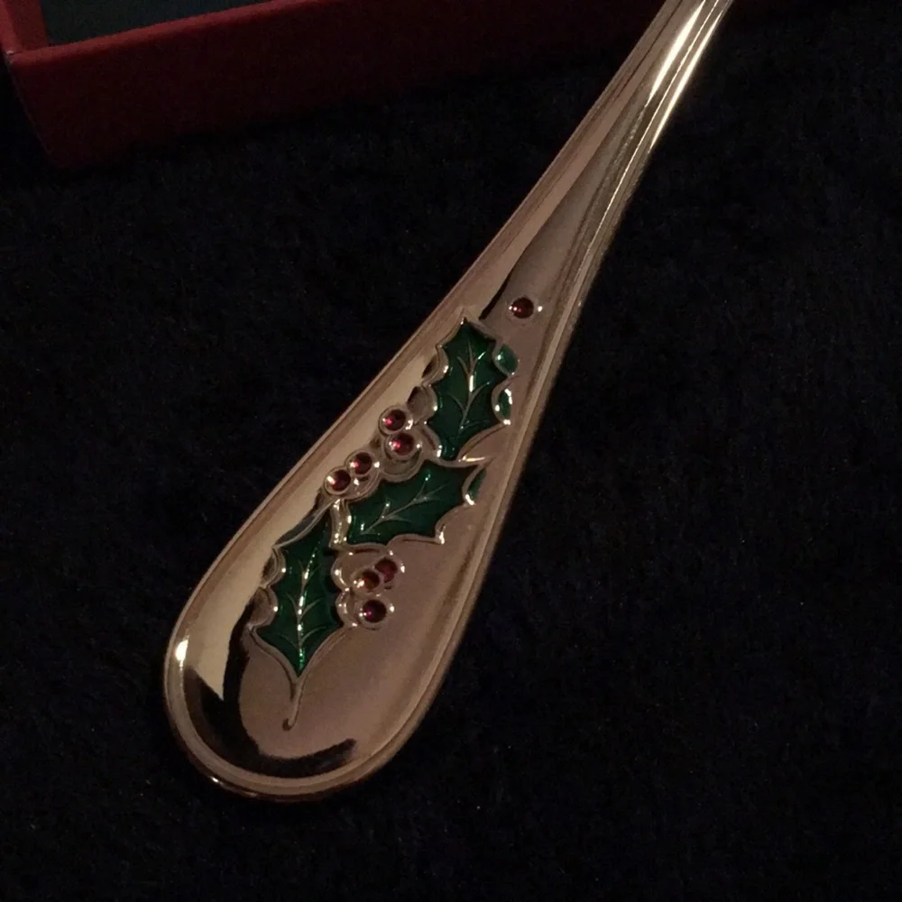 Retroneu Holiday gold tone with holly berries pastry server NWT